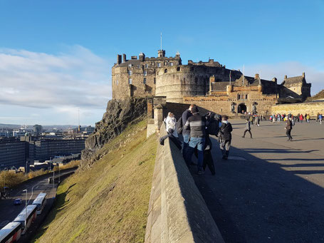 Edinburgh Schlossplatz mit der Burg im Hintergrund ©My own Travel