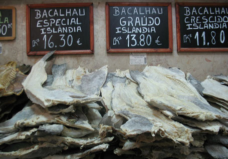 Bacalhau - getrockneter Fisch mit Preisschildern
