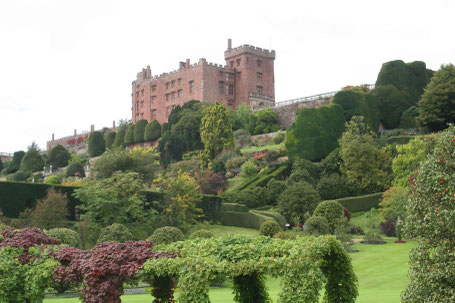 Blick von den Gärten auf das Powis Castle ©My own Travel
