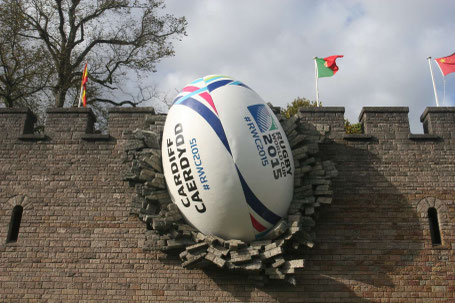 Riesiger Rugby "durchschlägt" Mauer des Cardiff ©My own Travel Castles