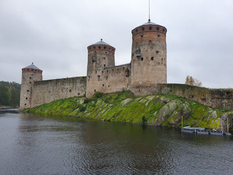 Burg von Savonlinna mit trutzigen Rundtürmen am Saimaa See ©My own Travel