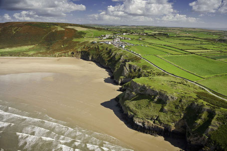Feinsandiger Strand  mit Klippen auf Gower