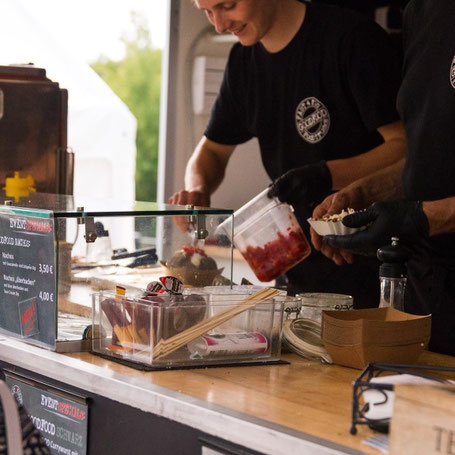 Food Truck Mitarbeiter bereitet eine kumpir zu