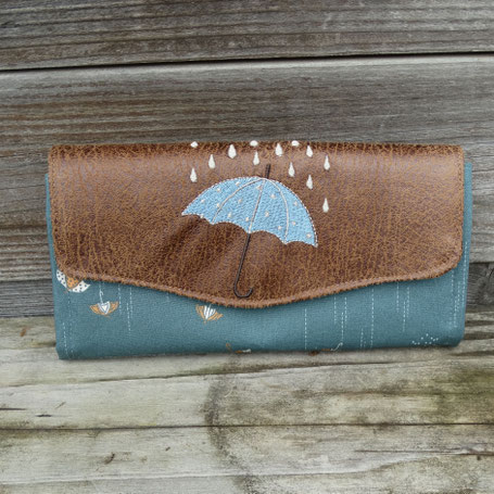 grand portefeuille brodé femme, broderie parapluie, faux cuir camel, tissu bleu gris, cadeau de Noël femme,  fabrication artisanale française