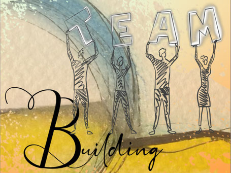 Illustration zum Teambuilding mit SoulGrafik in Thun. Vier gezeichnete Figuren halten die Buchstaben T E A M in die Höhe, darunter das Wort Building. Bunte Hintergründe in Gelb, Orange und Blau symbolisieren Kreativität und Zusammenarbeit.“