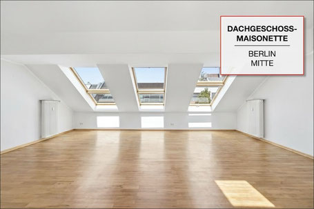 Heller Wohnbereich einer verkauften Dachgeschoss-Maisonette in Berlin-Mitte mit großen Dachfenstern und Parkettboden