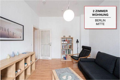 Heller Wohnbereich einer verkauften 2-Zimmer-Wohnung in Berlin-Mitte mit Holzboden und hohen Decken