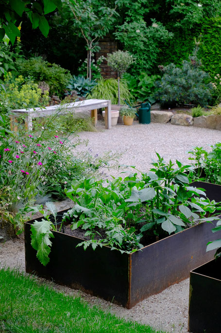 dieartigeGARTEN //June Garden - new high beds / neue Kniehochbeete mit Artischocke, Dahlien & Co