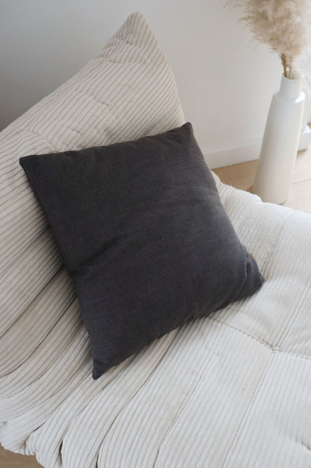 coussin made in Belgium motif ethnique noir et blanc