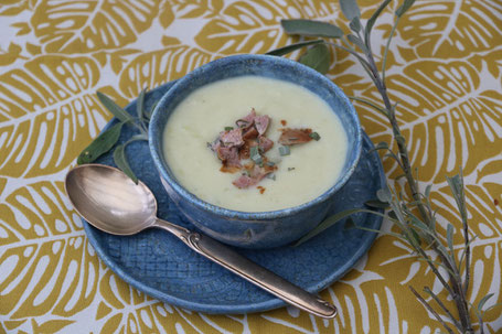 Kartoffelcremesuppe mit Kalbsbratwürten und Salbei