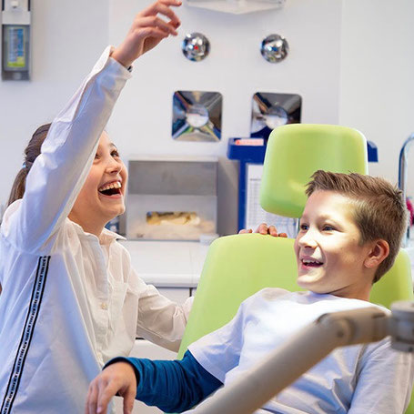Dr. Richard Wiesner & Kollegen in München Schwabing Freimann behandelt Kinder und Jugendliche für bestes Aussehen von klein auf mit einer individuellen Zahnspange, um mögliche Fehlentwicklungen vorzubeugen.