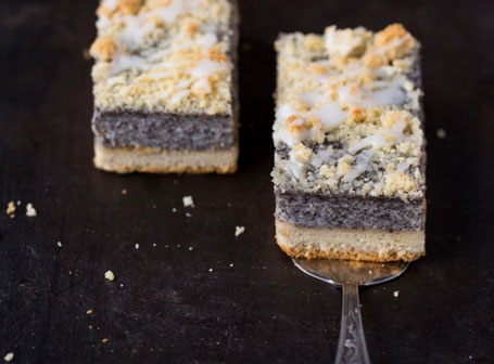 Zwei Stücke Mohnkuchen auf dunkelem Untergrund