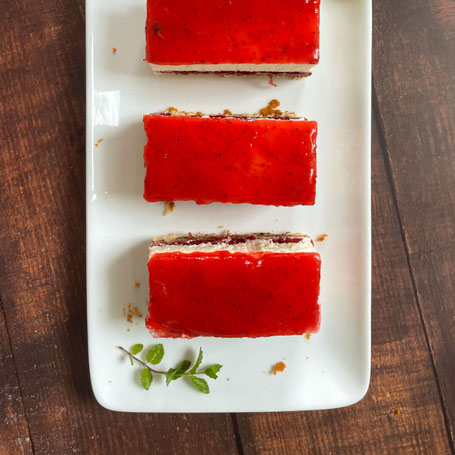 Drei Stück Vanille-Erdbeer-Schnitte auf einer weißen Platte