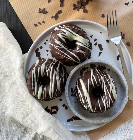 Drei mit Zartbitter- und weißer Kuvertüre überzogene Mini-Gugelhupfe