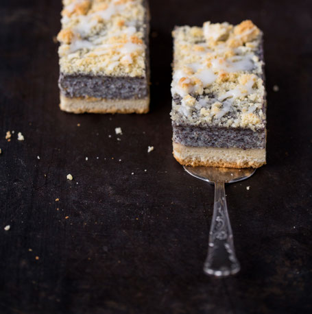 Zwei Stücke Mohnkuchen auf dunkelem Untergrund