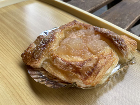 煮込んだ梨のをふんだんに使った梨のデニッシュ