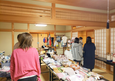 西招寺手づくり市(お寺マルシェ)の様子