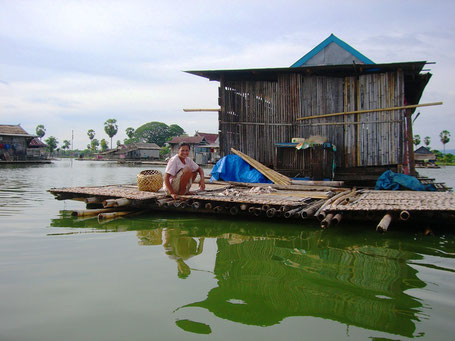 Drijvend waterdorpje op het Tempemeer bij Sengkang op Sulawesi
