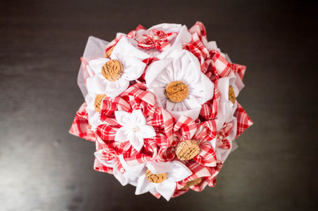 Bouquet de mariée Guinguette en fleurs en tissu par La mariée en fleur. Crédit Photo: Laure Sophie Photographie