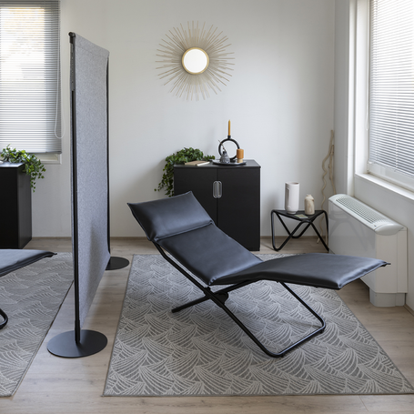 Espace détente professionnel équipé de chaises longues Lafuma pour les pauses, la micro-sieste et le bien-être au travail