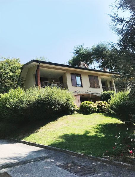 Appartementanlage Casa di Giovanna steht auf einem grünen mit Bueschen umgebenen Hügel, sichtbar ist der große Balkon 
