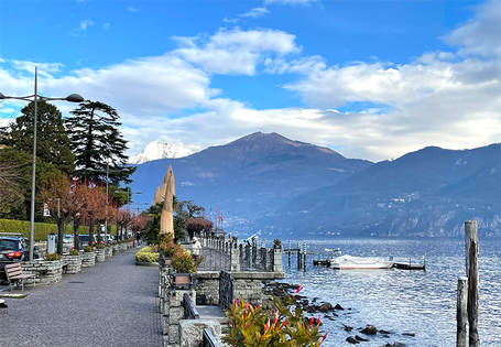 Seepromenade vn Menaggio mit Blick auf die Berge am Comer See