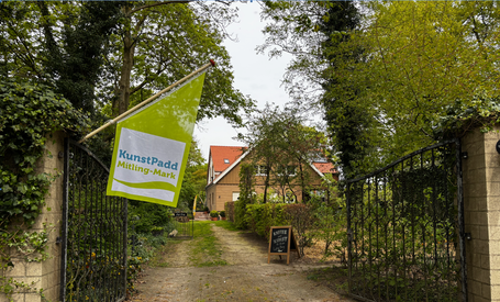 Die "einladende" Fahne vor dem Lutje Kunst Atelier in Mitling.