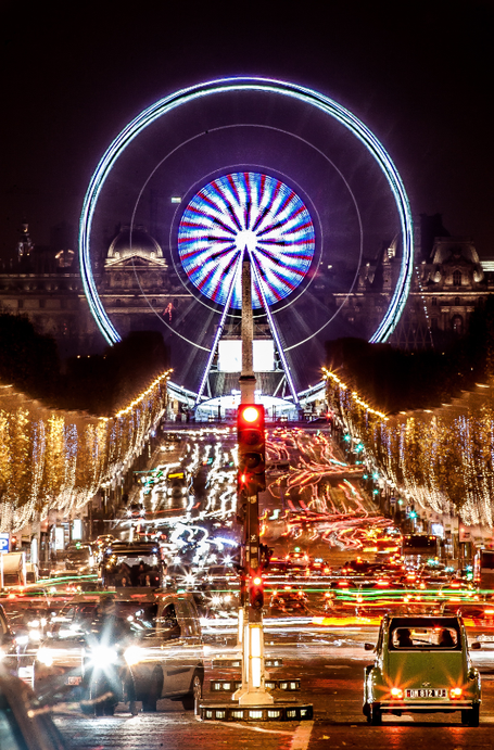 Photo réalisée au Reflex en Mode priorité vitesse. 10 sec F18  au téléobjectif  365 mm  Photo de Nuit par Laurent TINE 