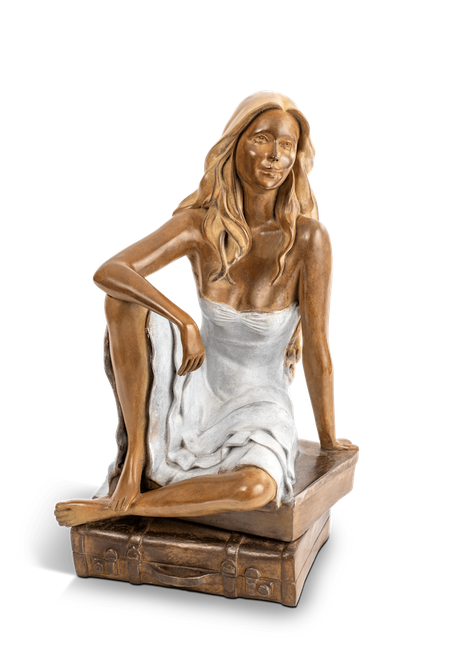 Maggy - Sculpture en bronze d'une jeune femme assise sur deux valises
