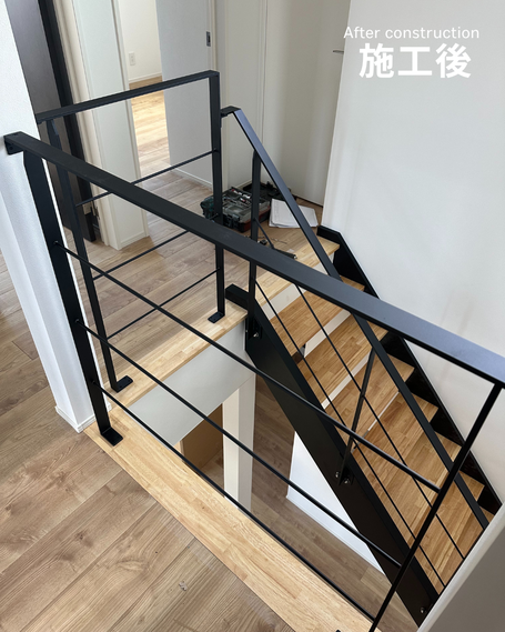 施工後の階段と吹抜けの黒色アイアン手摺
