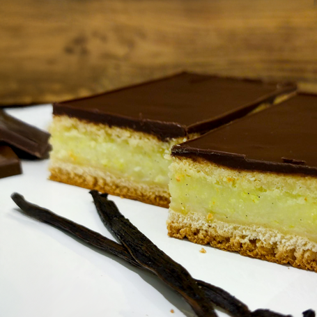 Zwei Stück Kuchen mit Vanillecremefüllung und einer dicken Schokoschicht