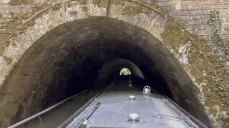 komplette Tunneldurchfahrt (sobald wir drinnen sind, läufts in doppelter Geschwindigkeit - die Durchfahrt dauerte in Wirklichkeit ca. 1 Minute)
