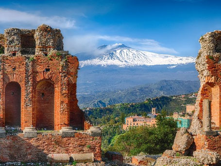 Uitzicht vanaf tempels Taormina op Etna