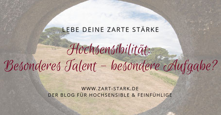 Foto Landschaft durch eine Steinöffnung betrachtend