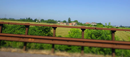 Landschaft in der Po Ebene, aufgenommen während der Fahrt auf der Autobahn