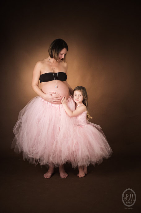 Séance photo grossesse maman et fille, jupe et robes camaïeu de roses