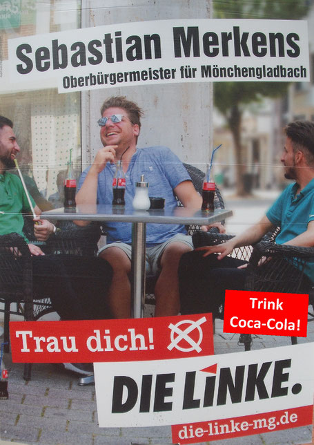 NRW NRW Kommunalwahl 2020, OB-Kandidat der Partei Die Linke in Mönchengladbach, Sebastian Merkens, mit vielen Coca-Cola Flaschen auf dem Tisch.