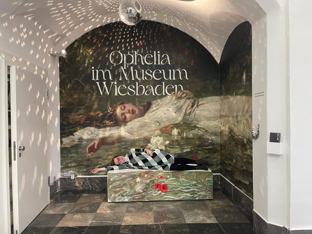 Swifties aufgepasst: Im Museum Wiesbaden ist das Originalwerk zu sehen, das Taylor Swift als Vorlage für ihr Musikvideo „The Fate of Ophelia“ diente.