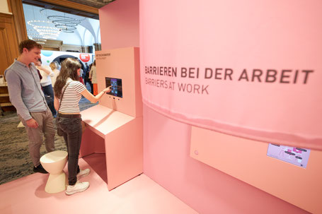 Ein junges Paar testet den Eye-Tracker