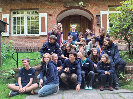 Die neuen Freiwilligen vor dem Haus der Natur; Foto: Katja Schmela