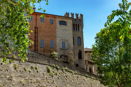 Ostra - Mura e palazzi