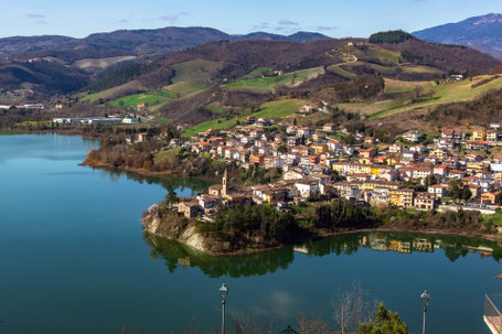 Sassocorvaro: Vista sul lago di Mercatale e l'omonimo borgo