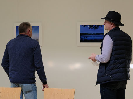 Fotograf Wolfgang Trust (rechts) mit einem Besucher der Ausstellung