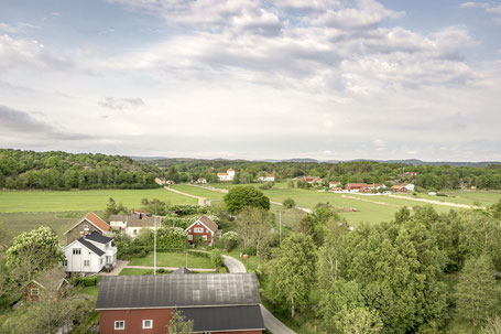 Flygfoto över Flatön taget från Korsgård mot Flatö kyrka, och skolorna, 2016. Foto: Per Pixel