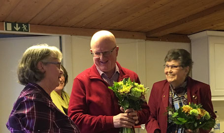 Lars Normark och Anita Johansson avtackas av Lena Kjellman och Inger Persson. Lars och Anita lämnar styrelsen. 10 mars 2018