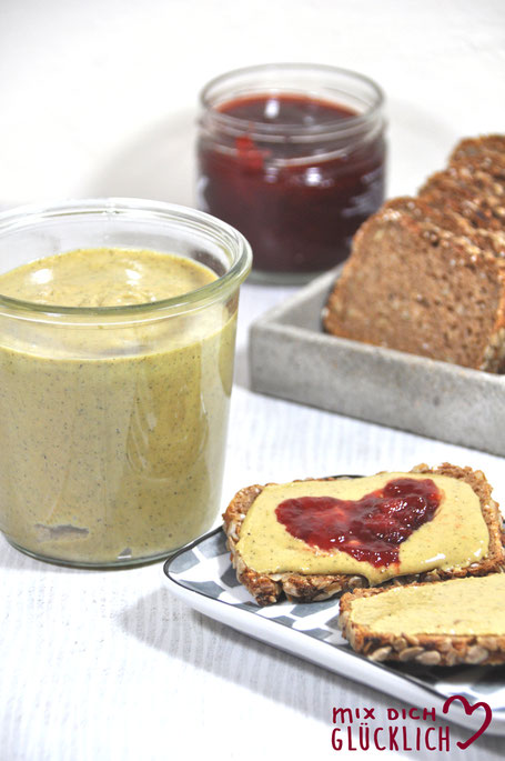 Gesunde Erdnussbutter Erdnusscreme ohne Zugabe von Zucker vegan aus dem Thermomix mit Sonnenblumenkernen und Kürbiskernen