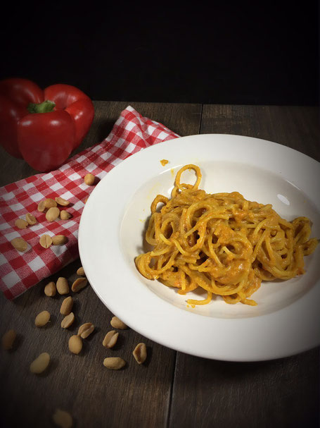One Pot Pasta Thermomix Spaghetti mit Erdnuss Paprika Soße pinkant, all in one Gericht, vegan