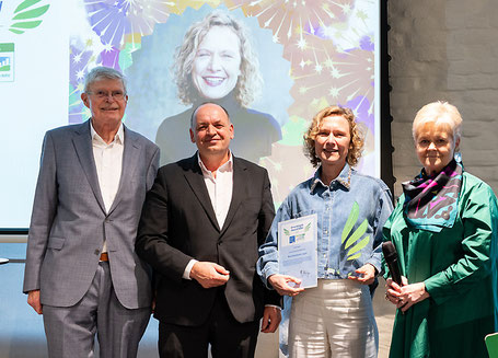 Verleihung des ersten „Green Angels Awards NRW 2026“ an Birte Kattelmann-Jagdt; vlnr: Roland Kirchhof, Vorstand BAAR, Viktor Haase, Staatssekretär, Umweltministerium NRW, Birte Kattelmann-Jagdt, Ute Günther, Vorstand BAAR (Foto: Mark Hermenau)