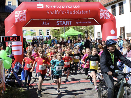 Start zum 1,2 km Lauf beim 19. Fröbellauf im April 2025