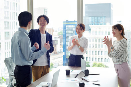 笑顔,効果,人気,研修,セミナー,おすすめ,評判が良い,明るい,職場,表情筋,コミュニケーション,満足度,向上,心理的安全性,働きがい,人材教育,企業向け,感情コントロール,伝えかた,表現力,チームビルディング,エンゲージメント,健康経営,顧客満足度,生産性,接客マナー,ハラスメント防止,定着率,人材確保,感謝,ストレス軽減,企業イメージ,幸福度,魅力,講師,表情筋トレーニング,話す,話し方,睡眠,ミス防止,聴く,パフォーマンス,モチベーション,ウェルビーイング,愛知,名古屋市,岐阜,三重,東京企業研修